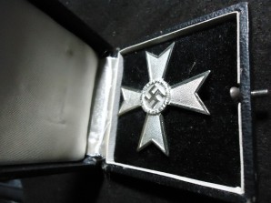 WAR MERIT CROSS W/O SWORDS CASED MINT image 1