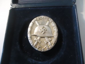 WW2 German Wound Badge *MINT* Silver Rare Maker image 1