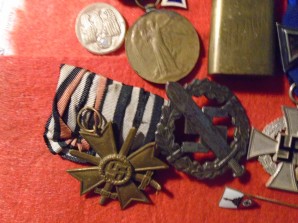WW1 WW2 Medals & Badge Lot image 5